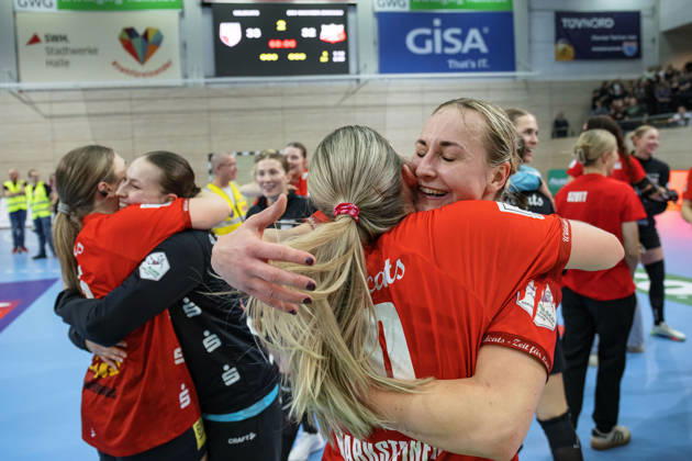 Wildcats cheer after 33 32 home win, SV Union Halle Neustadt vs BSV Sachsen Zwickau, Alsco Handball Bundesliga Frauen, Saison 2025 26, 18 Spieltag, 25 02 2026 Halle SWH Arena Sachsen Anhalt Germany