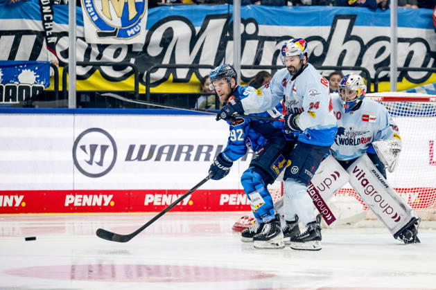 Ryan Murphy EHC Red Bull Muenchen, 24 defends against Daniel Schmoelz ERC Ingolstadt, 92 in front of the goal of Antoine Bibeau Goalkeeper, EHC Red Bull Muenchen, 30 GER, EHC Red Bull Muenchen vs ERC Ingolstadt, Ice Hockey, DEL, 45 Matchday, Season 2025 2026, 25 02 2026 GER, EHC Red Bull Muenchen vs ERC Ingolstadt, Ice Hockey, DEL, 45 Matchday, Season 2025 2026, 25 02 2026 Muenchen Copyright: xEibner-Pressefoto HeikexFeinerx EP_HFR