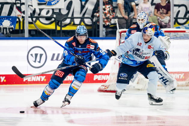 Battle for the puck duel between Myles Powell ERC Ingolstadt, 9 and Yasin Ehliz EHC Red Bull Muenchen, 42 GER, EHC Red Bull Muenchen vs ERC Ingolstadt, Ice Hockey, DEL, Matchday 45, Season 2025 2026, 25 02 2026 GER, EHC Red Bull Muenchen vs ERC Ingolstadt, Ice Hockey, DEL, Matchday 45, Season 2025 2026, 25 02 2026 Muenchen Copyright: xEibner-Pressefoto HeikexFeinerx EP_HFR