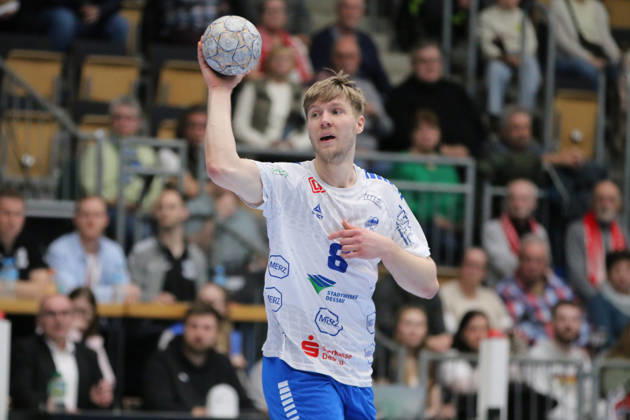 25 02 2026 Handball Men 2025 2026 2 Handball Bundesliga 21 Matchday HSG Nordhorn Lingen Dessau Roßlauer HV 06 EmslandArena Lingen Julius Drachau Dessau, 8, white on the ball Lingen Ems Lower Saxony Germany