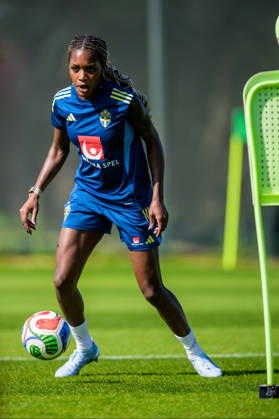 260226 Evelyn Ijeh of the Swedish women s national football team at a training session on February 26, 2026 in Albuferia Photo Ludvig Thunman BILDBYRAN code LT LT0774 fotboll football soccer fotball träning practice training sverige sweden dam bbeng  Copyright: LUDVIGxTHUNMAN BB260226LT006