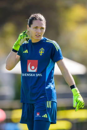 260226 Goalkeeper Jennifer Falk of the Swedish women s national football team at a training session on February 26, 2026 in Albuferia Photo Ludvig Thunman BILDBYRAN code LT LT0774 fotboll football soccer fotball träning practice training sverige sweden dam bbeng  Copyright: LUDVIGxTHUNMAN BB260226LT040