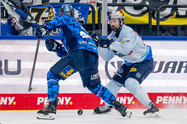Battle for the puck duel between Leon Huettl ERC Ingolstadt, 25 and Ryan Murphy EHC Red Bull Muenchen, 24 GER, EHC Red Bull Muenchen vs ERC Ingolstadt, Ice Hockey, DEL, 45 Matchday, Season 2025 2026, 25 02 2026 GER, EHC Red Bull Muenchen vs ERC Ingolstadt, Ice Hockey, DEL, 45 Matchday, Season 2025 2026, 25 02 2026 Muenchen Copyright: xEibner-Pressefoto HeikexFeinerx EP_HFR