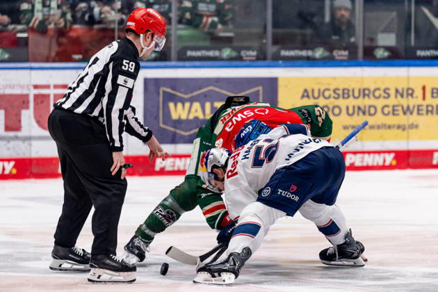 Linesperson Jonas Reinold executes a faceoff between Alexandre Grenier Augsburger Panther, 82 and Patrick Hager EHC Red Bull Muenchen, 52 GER, Augsburger Panther vs EHC Red Bull Muenchen, Ice Hockey, DEL, Matchday 46, Season 2025 2026, 27 02 2026 GER, Augsburger Panther vs EHC Red Bull Muenchen, Ice Hockey, DEL, Matchday 46, Season 2025 2026, 27 02 2026 Augsburg Copyright: xEibner-Pressefoto HeikexFeinerx EP_HFR