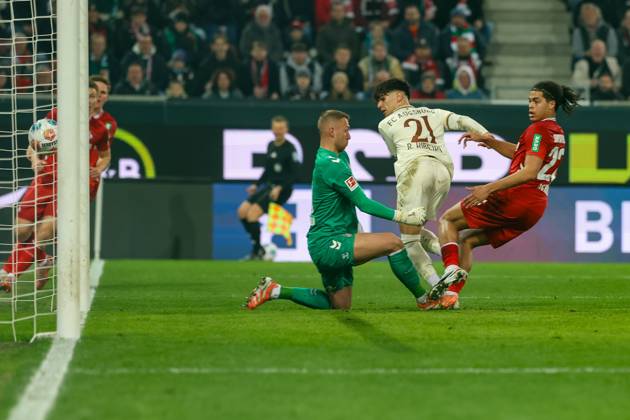 Rodrigo Ribeiro 21 FC Augsburg scores the goal for 1 0, Marvin Schwaebe 1 1 FC Koeln , Jahmai Simpson Pusey 22 1 FC Koeln , FC Augsburg vs 1 FC Koeln, Football, 1 Bundesliga, 24 Matchday, 27 02 2026 DFB regulations prohibit any use of photographs as image sequences and or quasi video Augsburg Bayern Germany Copyright: xkolbert-press ChristianxKolbertx