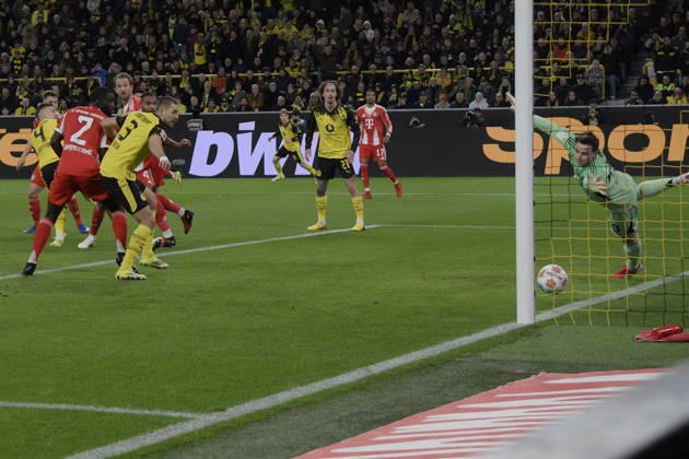 Nico Schlotterbeck Dortmund 4 scores the goal for 1 0 28 02 2026 ¢ Football ¢ Borussia Dortmund vs FC Bayern Muenchen , Signal Iduna Park, Dortmund, DFB DFL REGULATIONS PROHIBIT ANY USE OF PHOTOGRAPHS AS IMAGE SEQUENCES AND OR QUASI VIDEO Copyright: xpepphotox xHorstxMauelshagenx pep00321, pep_20260228_hm_293896