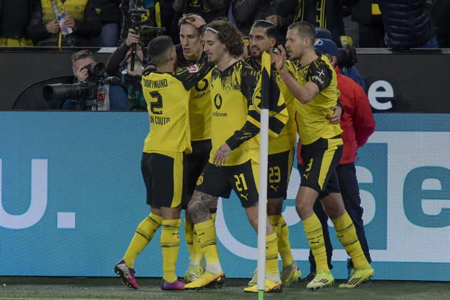 Nico Schlotterbeck Dortmund 4 cheers with the team after scoring the 1 0 goal 28 02 2026 ¢ Football ¢ Borussia Dortmund vs FC Bayern Muenchen , Signal Iduna Park, Dortmund, DFB DFL REGULATIONS PROHIBIT ANY USE OF PHOTOGRAPHS AS IMAGE SEQUENCES AND OR QUASI VIDEO Copyright: xpepphotox xHorstxMauelshagenx pep00321, pep_20260228_hm_293922