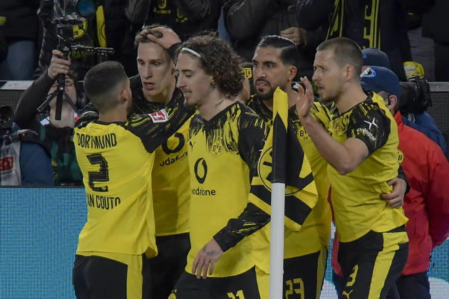 Nico Schlotterbeck Dortmund 4 cheers with the team after scoring the 1 0 goal 28 02 2026 ¢ Football ¢ Borussia Dortmund vs FC Bayern Muenchen , Signal Iduna Park, Dortmund, DFB DFL REGULATIONS PROHIBIT ANY USE OF PHOTOGRAPHS AS IMAGE SEQUENCES AND OR QUASI VIDEO Copyright: xpepphotox xHorstxMauelshagenx pep00321, pep_20260228_hm_293922