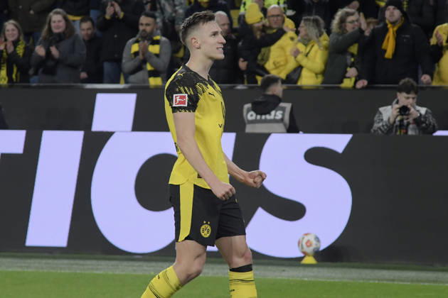 Nico Schlotterbeck Dortmund 4 cheers to the fans after scoring the 1 0 goal 28 02 2026 ¢ Football ¢ Borussia Dortmund vs FC Bayern Muenchen , Signal Iduna Park, Dortmund, DFB DFL REGULATIONS PROHIBIT ANY USE OF PHOTOGRAPHS AS IMAGE SEQUENCES AND OR QUASI VIDEO Copyright: xpepphotox xHorstxMauelshagenx pep00321, pep_20260228_hm_293968