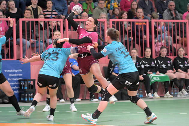 Santina Sabatnig TusSies Metzingen, 18 at the throw goal against Natsuki Aizawa Thueringer HC, 23 and Luca Farago Thueringer HC, 19 TusSies Metzingen vs Thueringer HC , Handball, Alsco HBF, 19 League match day, 2025 2026 season, 28 02 2026 TusSies Metzingen vs Thueringer HC , Handball, Alsco HBF, 19 League match day, 2025 2026 season, 28 02 2026 Tuebingen Copyright: xEibner-Pressefoto TobiasxBaurx EP_TBR