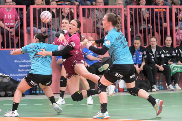 Santina Sabatnig TusSies Metzingen, 18 at the throw goal against Natsuki Aizawa Thueringer HC, 23 and Luca Farago Thueringer HC, 19 TusSies Metzingen vs Thueringer HC , Handball, Alsco HBF, 19 League match day, 2025 2026 season, 28 02 2026 TusSies Metzingen vs Thueringer HC , Handball, Alsco HBF, 19 League match day, 2025 2026 season, 28 02 2026 Tuebingen Copyright: xEibner-Pressefoto TobiasxBaurx EP_TBR