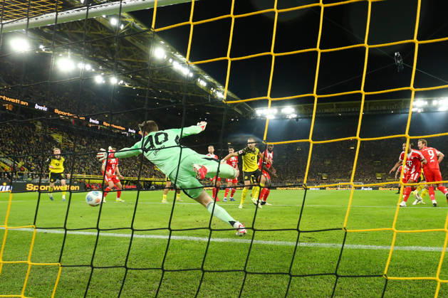 Dortmund, Germany, 28 02 26, Nico Schlotterbeck Borussia Dortmund shoots the 1 0 during the match of the 1 Bundesliga between Borussia Dortmund FC Bayern Muenchen at the Signal Iduna Park in Dortmund Photo by Joachim Bywaletz DFB DFL REGULATIONS PROHIBIT ANY USE OF PHOTOGRAPHS AS IMAGE SEQUENCES AND OR QUASI VIDEO Copyright: JoachimxBywaletz xJB-Sportfoto