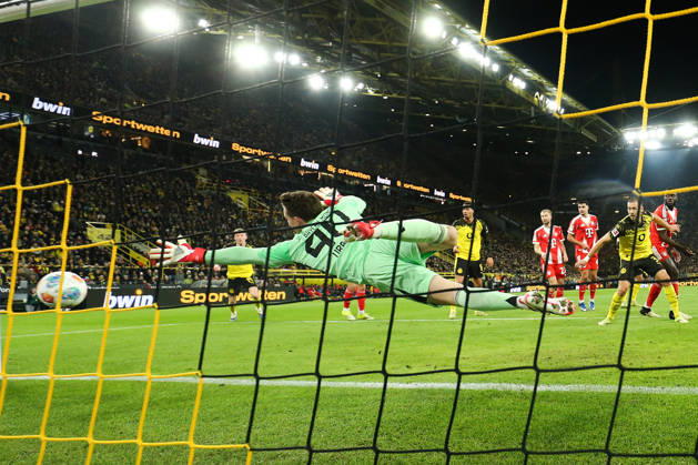 Dortmund, Germany, 28 02 26, Nico Schlotterbeck Borussia Dortmund makes the 1 0 for his team during the match of the 1 Bundesliga between Borussia Dortmund FC Bayern Muenchen at the Signal Iduna Park in Dortmund Photo by Joachim Bywaletz DFB DFL REGULATIONS PROHIBIT ANY USE OF PHOTOGRAPHS AS IMAGE SEQUENCES AND OR QUASI VIDEO Copyright: JoachimxBywaletz xJB-Sportfoto