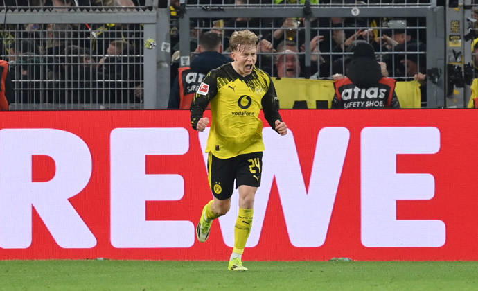 Cheers 2 2 Daniel Svensson Borussia Dortmund 28 02 2026, Football 1 Bundesliga, Season 2025 2026, 24 Matchday, Borussia Dortmund FC Bayern Munich 2 3 DFL regulations prohibit any use of photographs as image sequences and or quasi video Dortmund Signal Iduna Park Nordrhein Westfalen Germany Team2