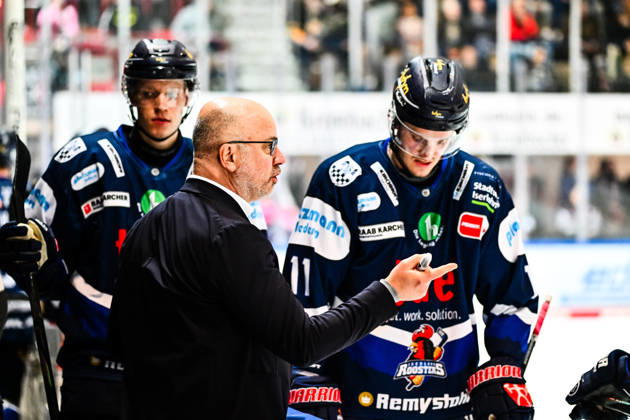 Stefan Nyman Head Coach, Headcoach, Iserlohn Roosters Henrik Törnqvist Iserlohn Roosters, 11 Maximilian Eisenmenger Iserlohn Roosters, 41 , GER, Iserlohn Roosters vs Augsburger Panther, Ice Hockey, Penny DEL, 47 Matchday, Season 2025 2026, 01 03 2026, GER, Iserlohn Roosters vs Augsburger Panther, Ice Hockey, Penny DEL, 47 Matchday, Season 2025 2026, 01 03 2026 Iserlohn Copyright: xJonasxBrockmann Eibner-Pressefotox EP_JBN