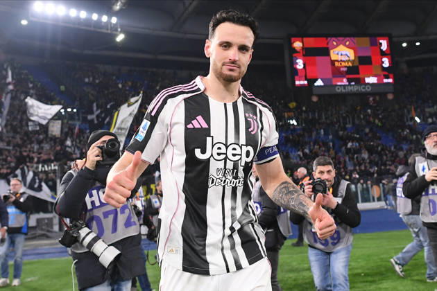 Foto IPP Luciano Adriani Roma 01 03 2026 Campionato di Calcio Serie A 2025 2026 Roma vs Juventus Nella foto: Federico Gatti esulta sotto la curva dei tifosi Italy Photo Press - World Copyright Roma italy Italia ITALY Copyright: xR4924_italyphotopressx
