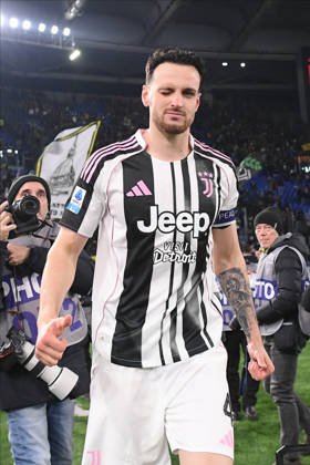 Foto IPP Luciano Adriani Roma 01 03 2026 Campionato di Calcio Serie A 2025 2026 Roma vs Juventus Nella foto: Federico Gatti esulta sotto la curva dei tifosi Italy Photo Press - World Copyright Roma italy Italia ITALY Copyright: xR4924_italyphotopressx