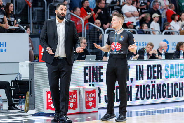 Ramon Diaz Sanchez Basketball Loewen Braunschweig, Coach , Christian Theis Referee , BMA365 Bamberg Baskets vs Basketball Loewen Braunschweig, Basketball, easyCredit BBL, 22 Matchday, 06 03 2026 BMA365 Bamberg Baskets vs Basketball Loewen Braunschweig, Basketball, easyCredit BBL, 22 Matchday, 06 03 2026 Bamberg Copyright: xEibner-Pressefoto G.xSantemizx EP_EER