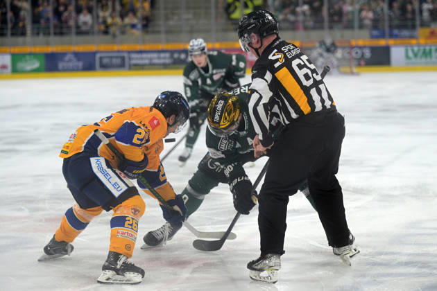 Jack Dugan Bietigheim Steelers, 08 in a duel with Christopher Theodore Lausitzer Fuechse, 26 Bietigheim Steelers vs Lausitzer Fuechse, Ice Hockey, DEL 2, 51 Matchday, Season 2025 2026, 06 03 2026 Bietigheim Steelers vs Lausitzer Fuechse, Ice Hockey, DEL 2, 51 Matchday, Season 2025 2026, 06 03 2026 Bietigheim Copyright: xEibner-Pressefotox EP_TBR