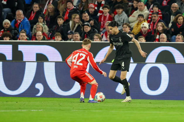 Kevin Diks Borussia Mönchengladbach, 04 with Lennart Karl FC Bayern Muenchen, 42 , GER, FC Bayern Muenchen vs Borussia Mönchengladbach, Football, Bundesliga, 25 Matchday, Season 2025 2026, 06 03 2026, DFL DFB REGULATIONS PROHIBIT ANY USE OF PHOTOGRAPHS as IMAGE SEQUENCES and or QUASI VIDEO, GER, FC Bayern Muenchen vs Borussia Mönchengladbach, Football, Bundesliga, 25 Matchday, Season 2025 2026, 06 03 2026 Muenchen Copyright: xEibner-Pressefoto JennixMaulx EP_JML