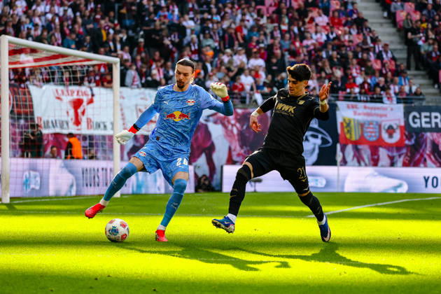 Maarten Vandevoordt RB Leipzig, 26 on the ball, duel, duel, fight against Rodrigo Ribeiro FC Augsburg, 21 , RB Leipzig vs FC Augsburg, Football, 1 Bundesliga, 25 Matchday, Season 2025 2026, 07 03 2026,¨ DFL REGULATIONS PROHIBIT ANY USE OF PHOTOGRAPHS AS IMAGE SEQUENCES AND OR QUASI VIDEO,¨ RB Leipzig vs FC Augsburg, Football, 1 Bundesliga, 25 Matchday, Season 2025 2026, 07 03 2026 Leipzig Copyright: xEibner-Pressefoto LauraxRoemerx EP_LRR