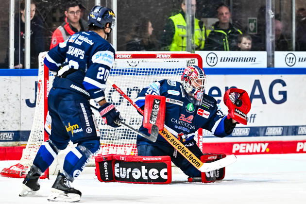 Andreas Andy Jenike Iserlohn Roosters, 92 holds the puck in front of Macoy Erkamps Iserlohn Roosters, 20 , GER, Iserlohn Roosters vs Fischtown Pinguins Bremerhaven, Ice Hockey, Penny DEL, 50 Matchday, Season 2025 2026, 08 03 2026, GER, Iserlohn Roosters vs Fischtown Pinguins Bremerhaven, Ice Hockey, Penny DEL, 50 Matchday, Season 2025 2026, 08 03 2026 Iserlohn Copyright: xJonasxBrockmann Eibner-Pressefotx EP_JBN