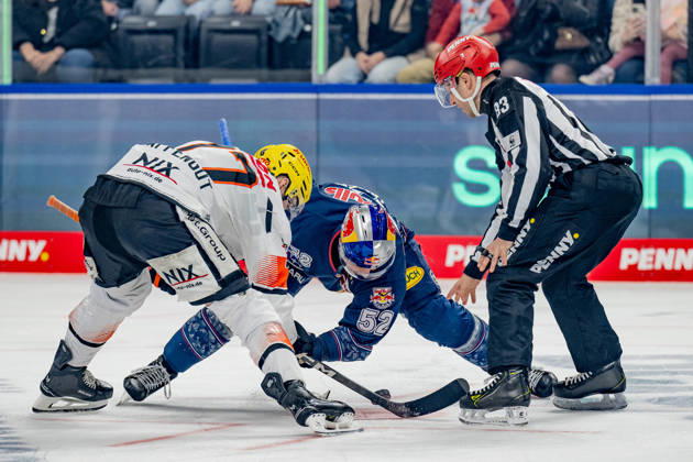 Linesperson David Tschirner executes a faceoff between Daniel Pfaffengut Loewen Frankfurt, 77 and Patrick Hager EHC Red Bull Muenchen, 52 GER, EHC Red Bull Muenchen vs Loewen Frankfurt, Ice Hockey, DEL, Matchday 50, Season 2025 2026, 08 03 2026 GER, EHC Red Bull Muenchen vs Loewen Frankfurt, Ice Hockey, DEL, Matchday 50, Season 2025 2026, 08 03 2026 Muenchen Copyright: xEibner-Pressefoto FranzxFeinerx EP_HFR