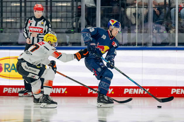 Fight for the puck duel between Daniel Pfaffengut Loewen Frankfurt, 77 and Alberts Smits EHC Red Bull Muenchen, 23 GER, EHC Red Bull Muenchen vs Loewen Frankfurt, Ice Hockey, DEL, 50 Matchday, Season 2025 2026, 08 03 2026 GER, EHC Red Bull Muenchen vs Loewen Frankfurt, Ice Hockey, DEL, 50 Matchday, Season 2025 2026, 08 03 2026 Muenchen Copyright: xEibner-Pressefoto FranzxFeinerx EP_HFR