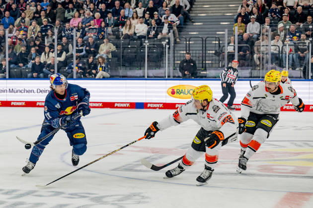 Fight for the puck duel between Markus Eisenschmid EHC Red Bull Muenchen, 11 and Maksim Matushkin Loewen Frankfurt, 52 , right Nathan Burns Loewen Frankfurt, 8 GER, EHC Red Bull Muenchen vs Loewen Frankfurt, Ice Hockey, DEL, Matchday 50, Season 2025 2026, 08 03 2026 GER, EHC Red Bull Muenchen vs Loewen Frankfurt, Ice Hockey, DEL, Matchday 50, Season 2025 2026, 08 03 2026 Muenchen Copyright: xEibner-Pressefoto FranzxFeinerx EP_HFR
