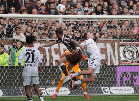 Jonathan Burkhardt Eintracht Frankfurt , Mathias Pereira Situation FC St Pauli Football, 1 BL, Season 2025 2026, Men, FC St Pauli vs Eintracht Frankfurt, 0 0 DFL REGULATIONS PROHIBIT ANY USE OF PHOTOGRAPHS AS IMAGE SEQUENCES AND OR QUASI VIDEO