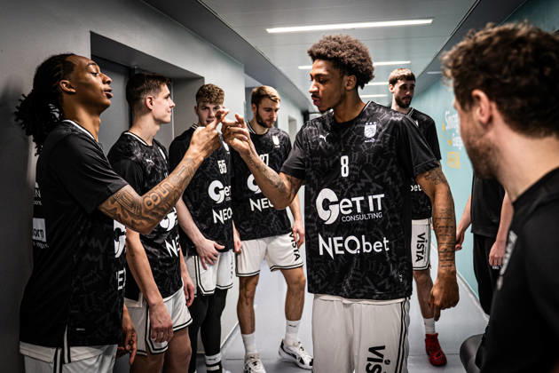 08 03 2026, xhfmx, Basketball easyCredit BBL Bundesliga, Frankfurt Skyliners Bamberg Baskets v l Austin Crowley BMA 365 Bamberg Baskets , Demarcus Demonia BMA 365 Bamberg Baskets DFL DFB REGULATIONS PROHIBIT ANY USE OF PHOTOGRAPHS as IMAGE SEQUENCES and or QUASI VIDEO Frankfurt am Main