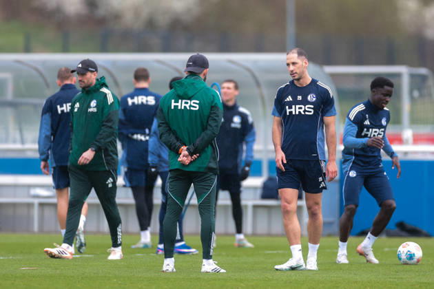 11 03 2026 Soccer training of FC Schalke 04 f l Coach Miron Muslic FC Schalke 04 , Nikola Katic FC Schalke 04 , Christian Gomis FC Schalke 04 Gelsenkirchen Training ground FC Schalke 04 NRW Germany xRHR PHOTO YYx Copyright: RHR-FOTOx RHR-FOTO YY
