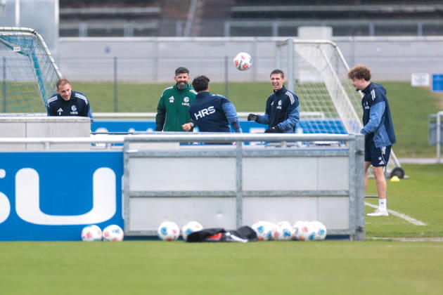 11 03 2026 Soccer training of FC Schalke 04 f l Timo Becker FC Schalke 04 , coach Miron Muslic FC Schalke 04 , Felipe Sanchez FC Schalke 04 , Mika Khadr FC Schalke 04 playing soccer tennis Gelsenkirchen training ground FC Schalke 04 NRW Germany xRHR PHOTO YYx Copyright: RHR-FOTOx RHR-FOTO YY