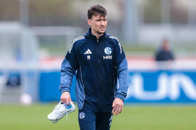 11 03 2026 Soccer Training FC Schalke 04 Dejan Ljubicic FC Schalke 04 wears his shoes Gelsenkirchen Training ground FC Schalke 04 NRW Germany xRHR PHOTO YYx Copyright: RHR-FOTOx RHR-FOTO YY