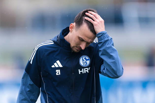 11 03 2026 Football training of FC Schalke 04 Dejan Ljubicic FC Schalke 04 touches his head Gelsenkirchen training ground FC Schalke 04 NRW Germany xRHR PHOTO YYx Copyright: RHR-FOTOx RHR-FOTO YY
