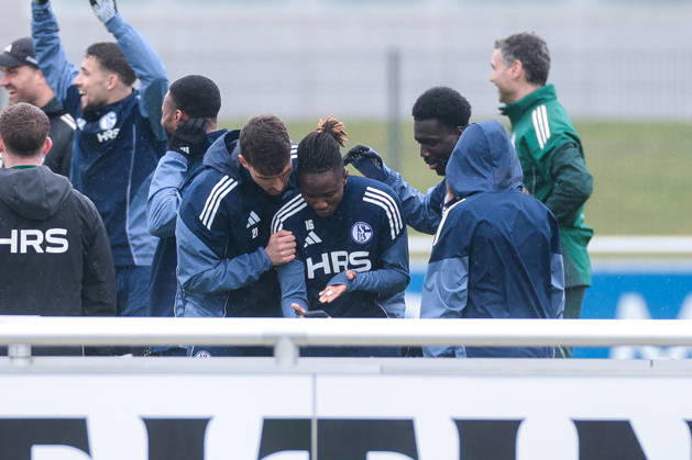 11 03 2026 Football training of FC Schalke 04 v l Dejan Ljubicic FC Schalke 04 , Moussa Ndiaye FC Schalke 04 , Zaid Tchibara FC Schalke 04 are watching something on their smartphones Gelsenkirchen training ground FC Schalke 04 NRW Germany xRHR PHOTO YYx Copyright: RHR-FOTOx RHR-FOTO YY