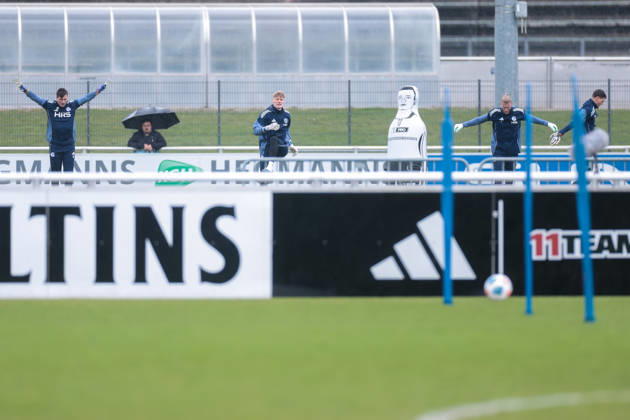 11 03 2026 Soccer training of FC Schalke 04 f l Goalkeeper Kevin Müller FC Schalke 04 , Goalkeeper Johannes Siebeking FC Schalke 04 , Goalkeeper Loris Karius FC Schalke 04 , Goalkeeper Luca Podlech FC Schalke 04 warm up Gelsenkirchen Training ground FC Schalke 04 NRW Germany xRHR PHOTO YYx Copyright: RHR-FOTOx RHR-FOTO YY