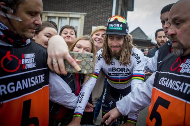 Road cycling, Rad, Radsport, Strasse illustration pictures KUURNE, BELGIUM - FEBRUARY 26 : SAGAN Peter (SVK) Rider of BORA-HANSGROHE posing for a selfie with fans after leaving the doping control after he won during the 69th Kuurne - Brussel - Kuurne cycling race with start and finish in Kuurne on February 26, 2017 in Kuurne, Belgium, 26 02 17 Kuurne Belgium Copyright: xJanxDexMeuleneirx