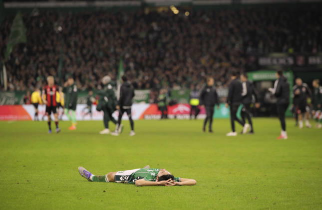 Photo Disappointment after the final whistle among the Werder players , Yukinari SUGAWARA lies exhausted on the ground Soccer 1 Bundesliga , Matchday 18 on Fri 16 01 2026 Werder Bremen Eintracht Frankfurt