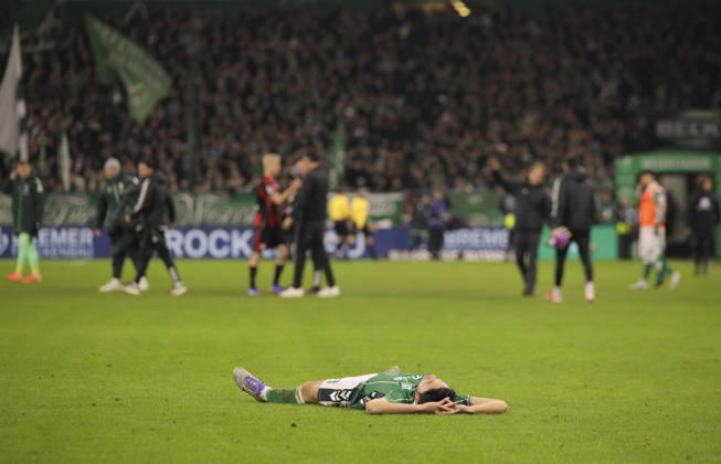 Photo Disappointment after the final whistle among the Werder players , Yukinari SUGAWARA lies exhausted on the ground Soccer 1 Bundesliga , Matchday 18 on Fri 16 01 2026 Werder Bremen Eintracht Frankfurt