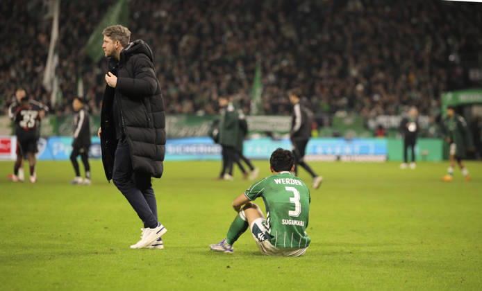 Photo Disappointment after the final whistle among the Werder players , Yukinari SUGAWARA lies exhausted on the ground , on the left sports director Peter Niemeyer Soccer 1 Bundesliga , Matchday 18 on Fri 16 01 2026 Werder Bremen Eintracht Frankfurt