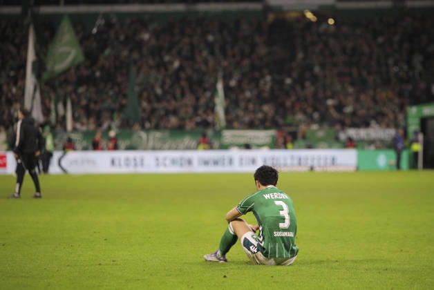 Photo Disappointment after the final whistle among the Werder players , Yukinari SUGAWARA lies exhausted on the ground Soccer 1 Bundesliga , Matchday 18 on Fri 16 01 2026 Werder Bremen Eintracht Frankfurt
