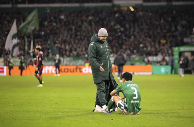 Photo Disappointment after the final whistle among the Werder players , Yukinari SUGAWARA lies exhausted on the ground , on the left equipment keeper Boban Aleric comforts him Soccer 1 Bundesliga , Matchday 18 on Fri 16 01 2026 Werder Bremen Eintracht Frankfurt