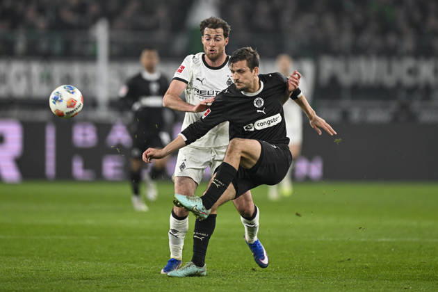 v li in duel Joe Scally Moenchengladbach 29 Adam Dzwigala Pauli 25 13 03 2026 ¢ Football ¢ Borussia Moenchengladbach vs FC St Pauli, Borussia Park, Moenchengladbach, DFB DFL REGULATIONS PROHIBIT ANY USE OF PHOTOGRAPHS AS IMAGE SEQUENCES AND OR QUASI VIDEO Copyright: xpepphotox xHorstxMauelshagenx pep00321, pep_20260313_hm_306416