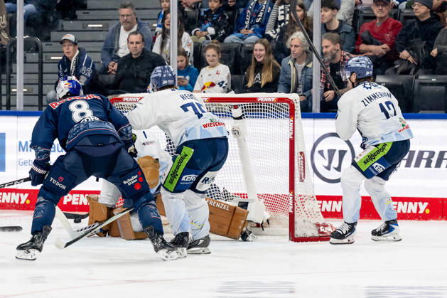 Tobias Rieder EHC Red Bull Muenchen, 8 misses here against Florian Bugl goalie, Straubing Tigers, 1 and Elis Hede Straubing Tigers, 75 GER, EHC Red Bull Muenchen vs Straubing Tigers, Ice Hockey, DEL, 51 Matchday, Season 2025 2026, 13 03 2026 GER, EHC Red Bull Muenchen vs Straubing Tigers, Ice Hockey, DEL, 51 Matchday, Season 2025 2026, 13 03 2026 Muenchen Copyright: xEibner-Pressefoto FranzxFeinerx EP_HFR