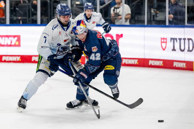 Fight for the puck duel between Nicolas Beaudin Straubing Tigers, 7 and Yasin Ehliz EHC Red Bull Muenchen, 42 GER, EHC Red Bull Muenchen vs Straubing Tigers, Ice Hockey, DEL, Matchday 51, Season 2025 2026, 13 03 2026 GER, EHC Red Bull Muenchen vs Straubing Tigers, Ice Hockey, DEL, Matchday 51, Season 2025 2026, 13 03 2026 Muenchen Copyright: xEibner-Pressefoto FranzxFeinerx EP_HFR