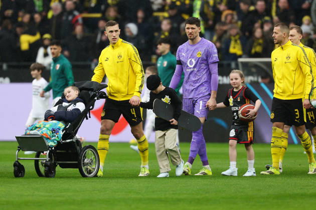 Dortmund, Germany, 14 03 26, Nico Schlotterbeck Borussia Dortmund , Gregor Kobel Borussia Dortmund and Waldemar Anton Borussia Dortmund with a child during the Bundesliga 1 match between Borussia Dortmund FC Augsburg at Signal Iduna Park in Dortmund Photo by Joachim Bywaletz DFB DFL REGULATIONS PROHIBIT ANY USE OF PHOTOGRAPHS AS IMAGE SEQUENCES AND OR QUASI VIDEO Copyright: JoachimxBywaletz xJB-Sportfoto