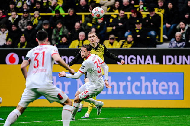 Maximilian Beier 14 Borussia Dortmund in duel with Arthur Chaves 34 FC Augsburg , Borussia Dortmund vs FC Augsburg, Soccer, 1 Bundesliga, Matchday 26, 14 03 2026 DFB regulations prohibit any use of photographs as image sequences and or quasi video Dortmund Nordrhein Westfalen Germany Copyright: xkolbert-press MarcxNiemeyerx