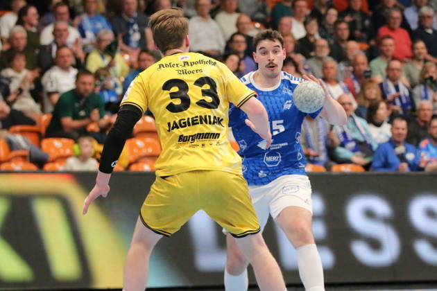 15 03 2026 Handball Men 2025 2026 2 Handball Bundesliga 24 Matchday Dessau Roßlauer HV 06 HSG Krefeld Niederrhein Anhalt Arena Dessau Marcel Nowak Dessau, 15, blue on the ball Lars Jagieniak Krefeld, 33, yellow awaits him Dessau Roßlau Saxony Anhalt Germany