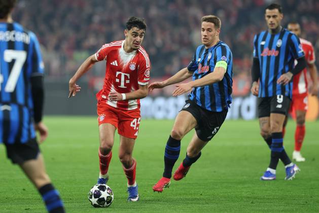 in duel, action, with Alexandar Pavlovic 45 FC Bayern Muenchen , Mario Pasalic 8 Atalanta Bergamo , FC Bayern Muenchen vs Atalanta Bergamo, Football, UEFA, Champions League, Round of 16, second leg, 18 03 2026 Muenchen Bayern Germany Copyright: xkolbert-press ChristianxKolbertx